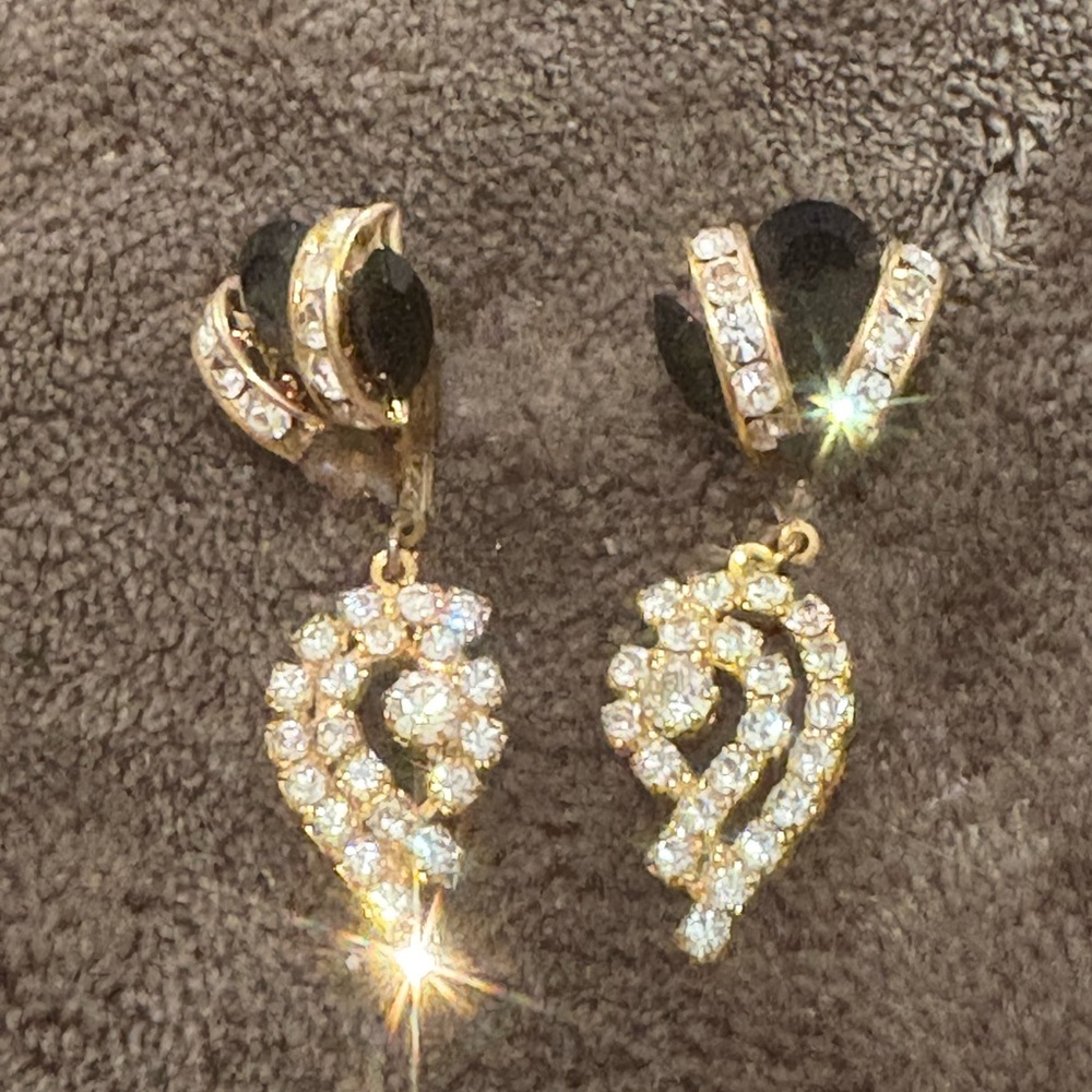 Elegance of Gold and Black Crystal Earrings
Clear Rhinestone Pierced New
9/26